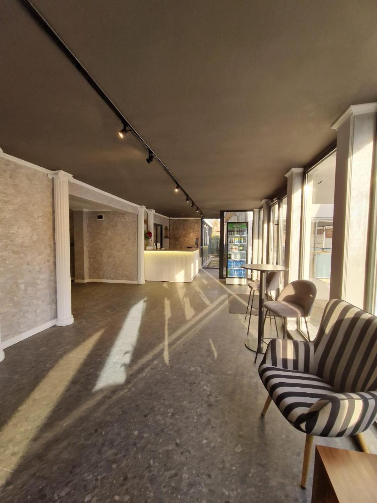 Hotel Forum Ploiesti Exterior photo