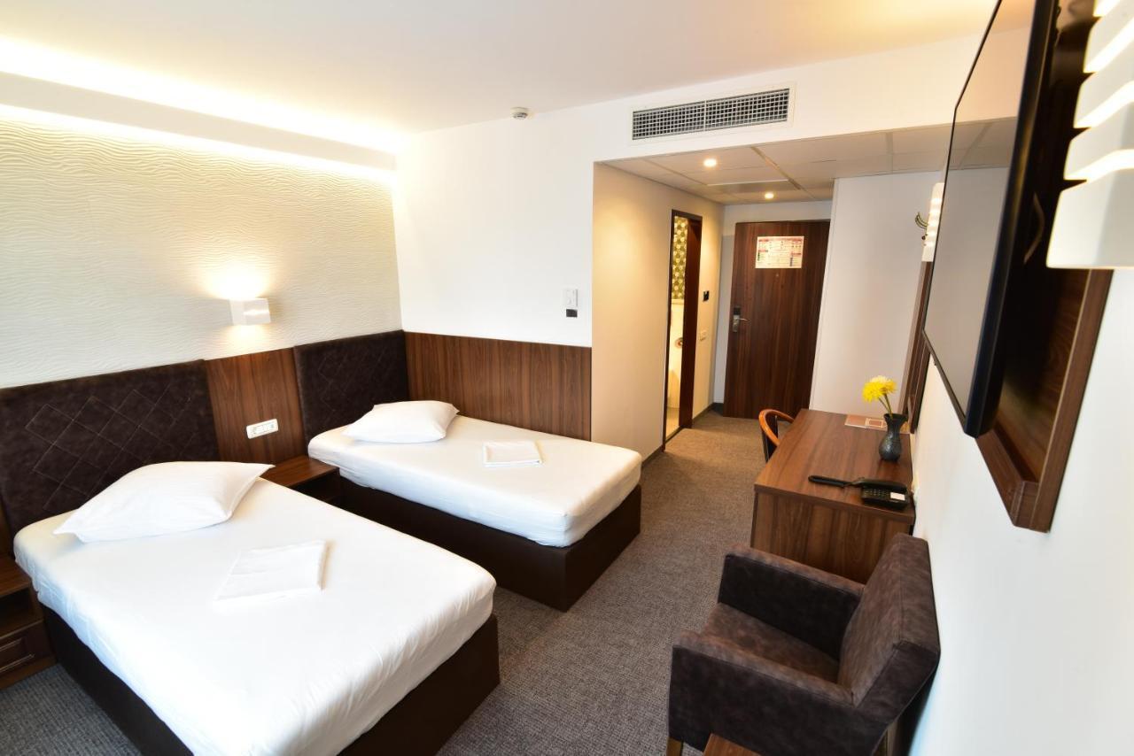Hotel Forum Ploiesti Exterior photo